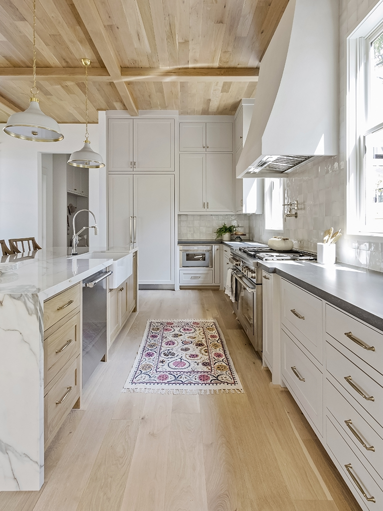 Antique White Cabinets Give Any Kitchen Farmhouse Vibes—Even a Modern One